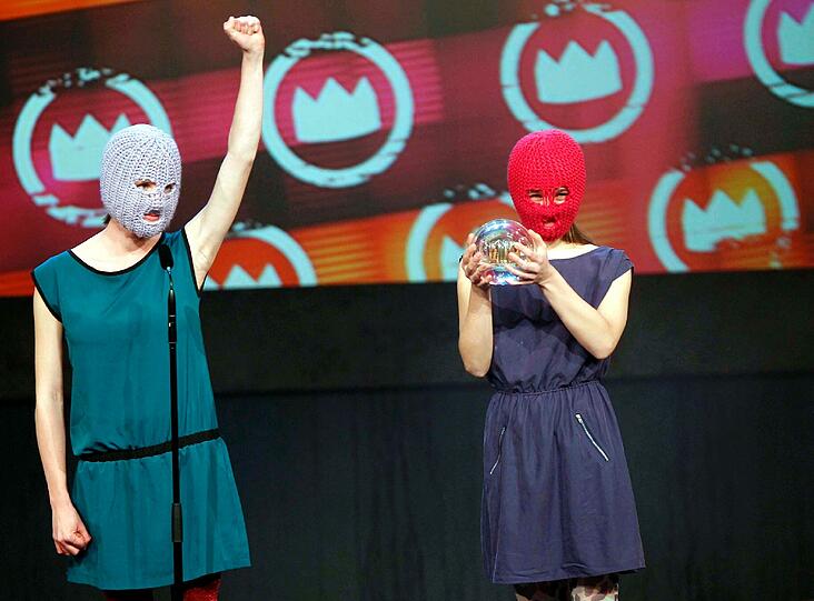 Die Preistraeger in der Kategorie "Sonderpreis 2012", zwei Mitglieder der russischen Band Pussy Riot.