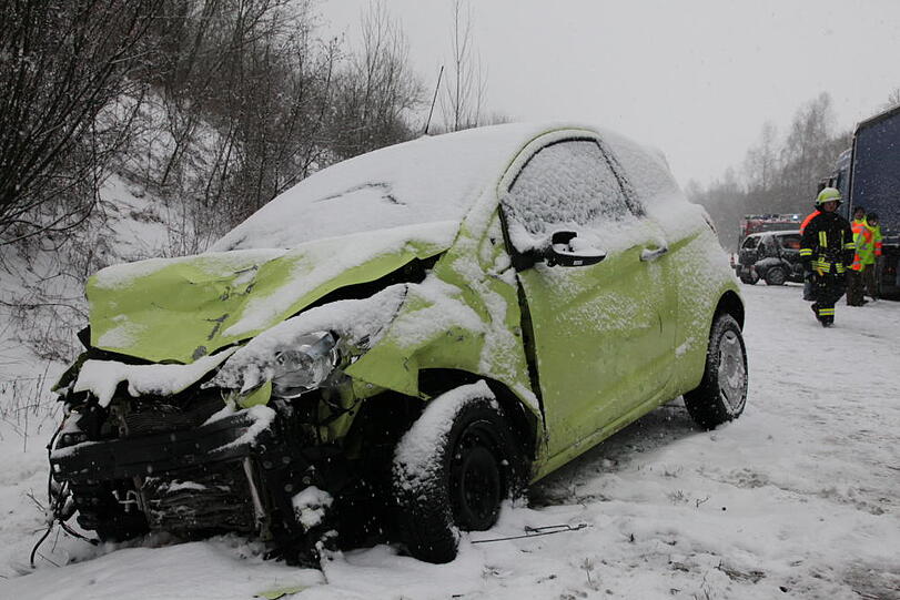 Der Unfallverursacher musste mittels Rettungsspreizer aus seinem PKW befreit werden.