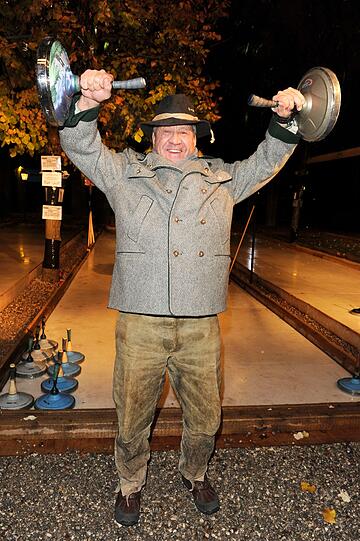 Promi-Wirt Hugo Bachmaier bei der 7. Angermaier Eisstock-WM in Tracht im Biergarten des Park Café München in München am 19.11.2013.