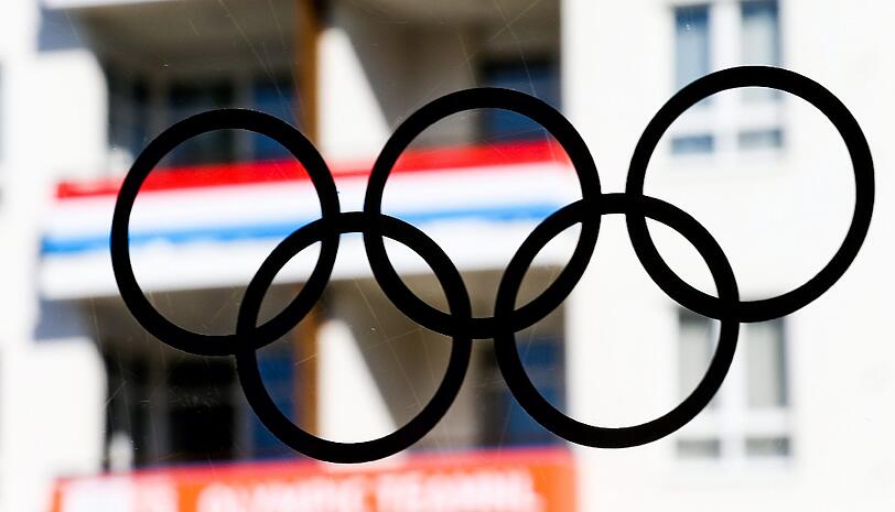 Blick aus einem Fenster im Olympischen Dorf in Sotschi. Hautnahe Einblicke via Twitter, Facebook und Co. für die Fans könnten nicht ganz so spontan ausfallen, wie sonst. Die Athleten müssen sich an strenge Regeln halten.