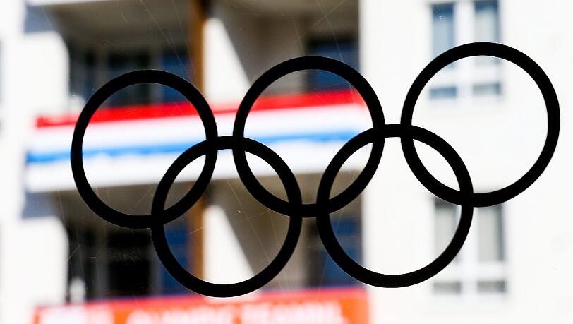 Blick aus einem Fenster im Olympischen Dorf in Sotschi. Hautnahe Einblicke via Twitter, Facebook und Co. für die Fans könnten nicht ganz so spontan ausfallen, wie sonst. Die Athleten müssen sich an strenge Regeln halten. Blick aus einem Fenster im Olympischen Dorf in Sotschi. Hautnahe Einblicke via Twitter, Facebook und Co. für die Fans könnten nicht ganz so spontan ausfallen, wie sonst. Die Athleten müssen sich an strenge Regeln halten.