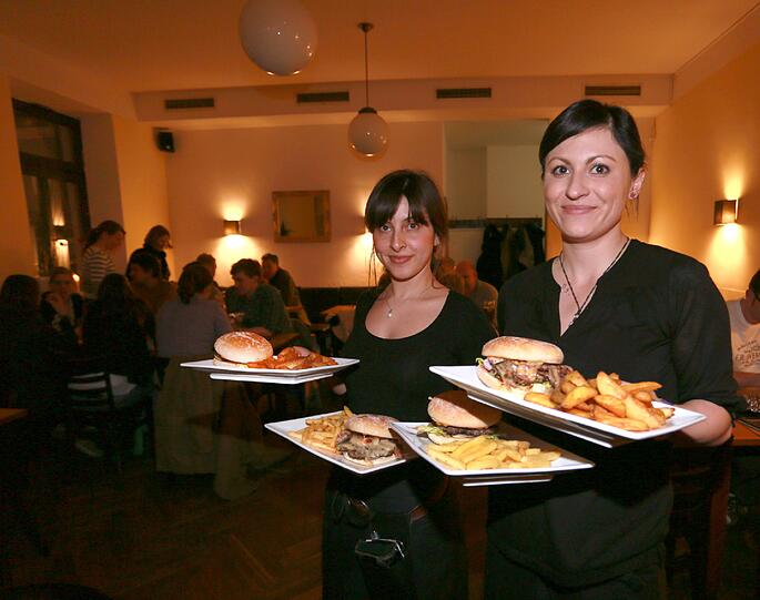 Jeden Mittwoch ist Burger-Tag im Francis. Dann haben die Bedienungen ordentlich zu tun,