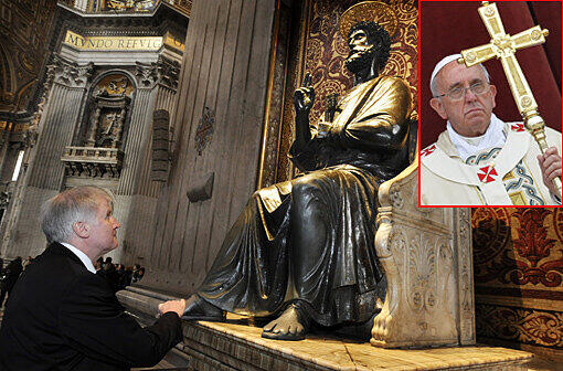 Im Vatikan in Rom geht Bayerns Ministerpräsident Horst Seehofer gern auf die Knie, wie hier vor der Statue des heiligen Apostels Petrus. Am Montag wird er von dessen Nachfolger Papst Franziskus empfangen.