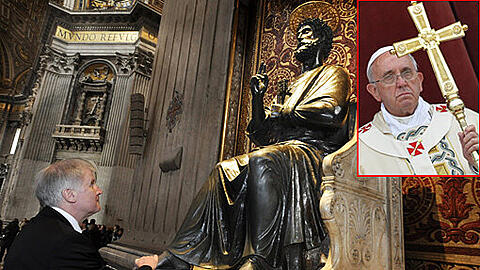 Im Vatikan in Rom geht Bayerns Ministerpräsident Horst Seehofer gern auf die Knie, wie hier vor der Statue des heiligen Apostels Petrus. Am Montag wird er von dessen Nachfolger Papst Franziskus empfangen.