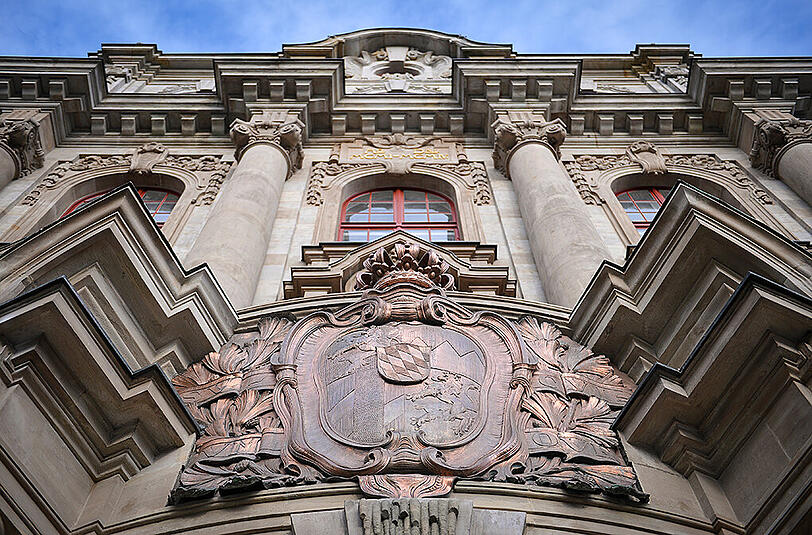 Im Prozess gegen einen mutmaßlichen Messerstecher fordern die Staatsanwaltschaft und ein Verteidiger der Opfer vor dem Landgericht Bayreuth die Unterbringung des Beschuldigten in einem psychiatrischen Krankenhaus. Foto: David Ebener