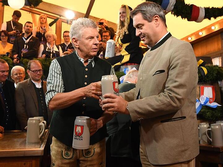 Die erste Maß Bier reicht Dieter Reiter dem bayrischen Ministerpräsidenten Markus Söder.
