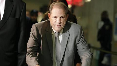 Harvey Weinstein schiebt sich mit Gehhilfe ins New Yorker Gericht.