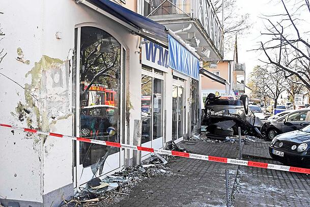 Der Range Rover hinterlässt eine Spur der Verwüstung in Vaterstetten. Der Range Rover hinterlässt eine Spur der Verwüstung in Vaterstetten.