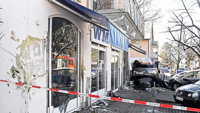 Der Range Rover hinterlässt eine Spur der Verwüstung in Vaterstetten. Der Range Rover hinterlässt eine Spur der Verwüstung in Vaterstetten.