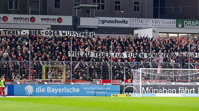 Das Protest-Banner der Essen-Fans gegen die Preise im Grünwalder Stadion.