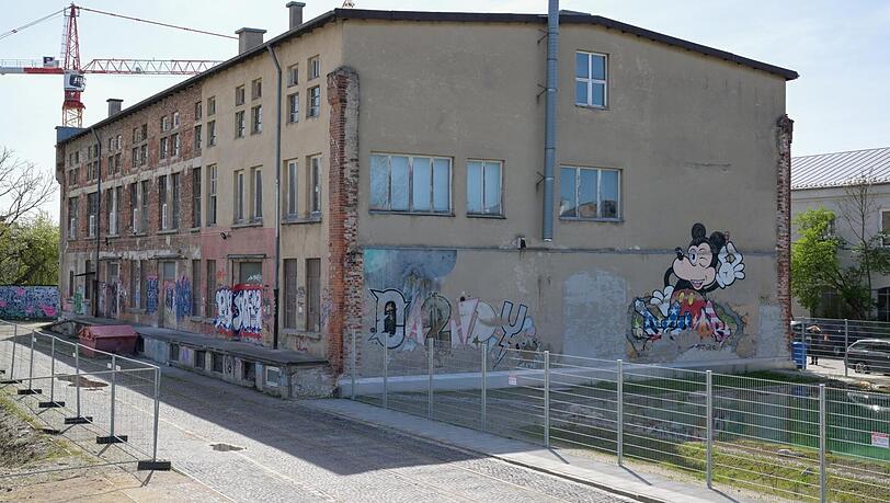 Das Gebäude ist eines von drei städtischen Atelierhäusern. Eine Renovierung sei "aus baulichen Gründen überfällig".