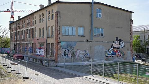 Das Gebäude ist eines von drei städtischen Atelierhäusern. Eine Renovierung sei "aus baulichen Gründen überfällig".