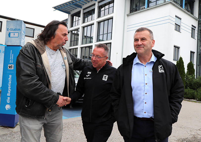 Auf dem Weg zur Presserunde wird Markus Kauczinski (Mitte) von Allesfahrer und Edelfan Roman Wöll (l.) begrüßt. Auf dem Weg zur Presserunde wird Markus Kauczinski (Mitte) von Allesfahrer und Edelfan Roman Wöll (l.) begrüßt.