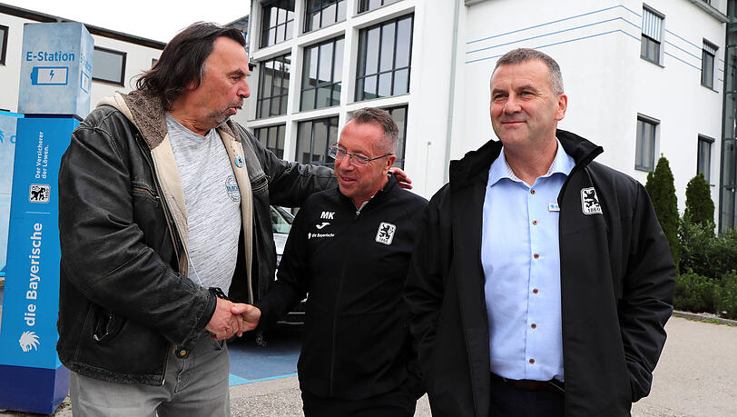 Auf dem Weg zur Presserunde wird Markus Kauczinski (Mitte) von Allesfahrer und Edelfan Roman Wöll (l.) begrüßt. Auf dem Weg zur Presserunde wird Markus Kauczinski (Mitte) von Allesfahrer und Edelfan Roman Wöll (l.) begrüßt.