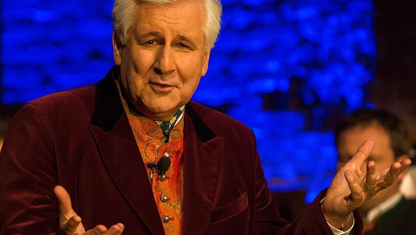 Der heute 71-j&auml;hrige Moderator, Schauspieler, Autor und Produzent wuchs in M&uuml;nchen auf, wurde zum Schauspieler ausgebildet und war ab 1975 beim Bayerischen Rundfunk und der ARD als Sprecher und Moderator t&auml;tig.