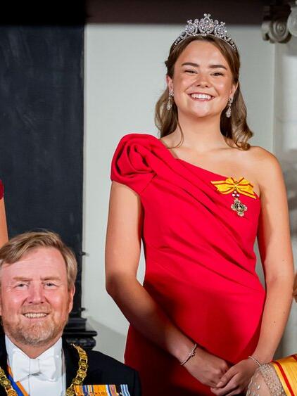 Ariane (Mitte) und auch Schwester Amalia (li.) setzten beim Staatsbankett auf Rot.