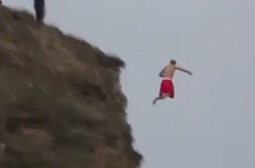 ...und er tuts auch. Justin jumpt ins hawaiianische Meer.
