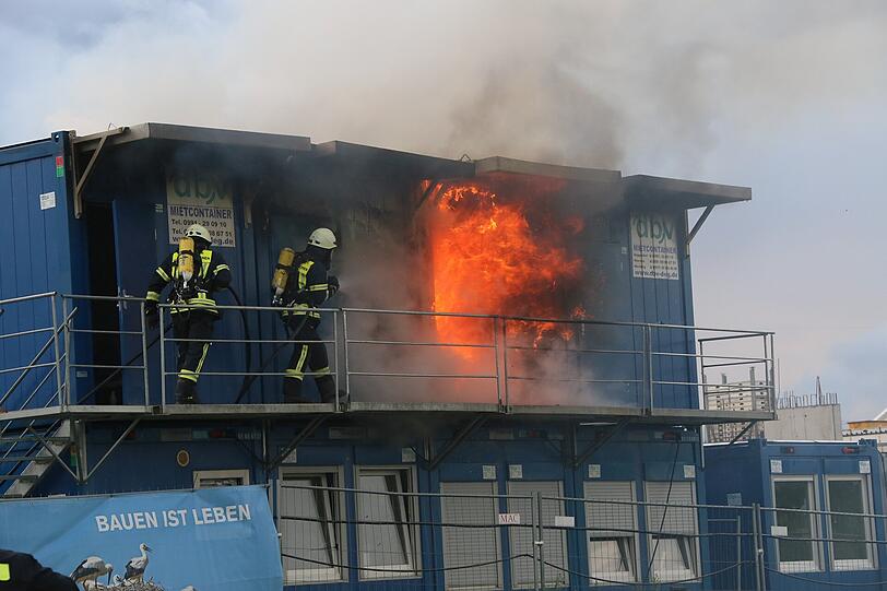 Ein Wohncontainer explodiert in Obertaufkirchen. Nach einem lauten Knall lodern die Flammen. Hier die Bilder.