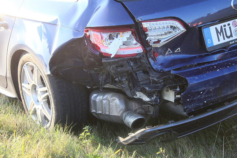 Der VW Passat konnte nicht mehr rechtzeitig bremsen und krachte in den Audi. Die A94 war nach dem Unfall kurzzeitig gesperrt.