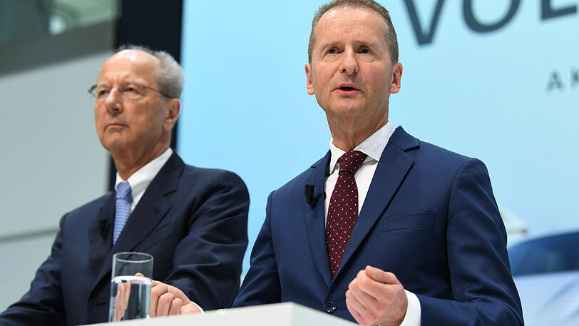 Herbert Diess (r), neuer Vorstandsvorsitzender, und Hans Dieter Pötsch, Vorsitzender des Aufsichtsrats, geben eine Pressekonferenz nach der Aufsichtsratssitzung von Volkswagen.