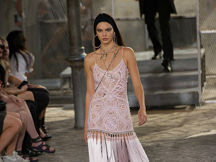 Ein Traum in Rosa: Kendall Jenners Kleid zieht mit Glanz und Glamour alle Aufmerksamkeit auf sich