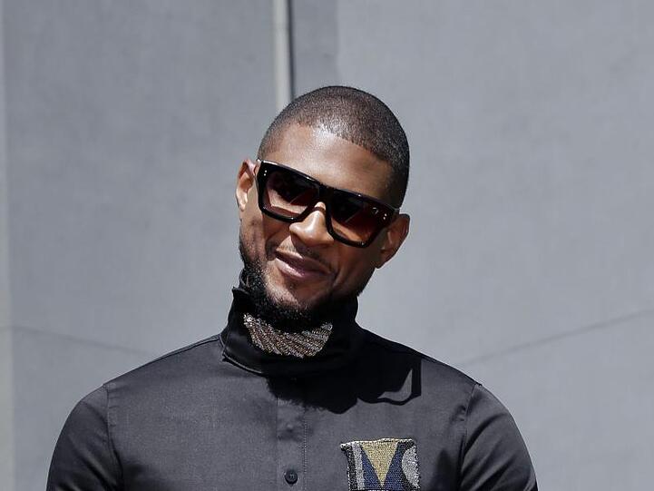 Bei seinem Auftritt erinnerte Usher an George Floyd.