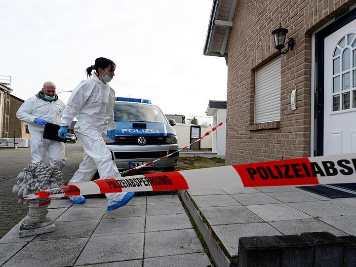 Beamte der Spurensicherung betreten das Haus in Langerwehe bei Düren, in dem die drei Leichen gefunden worden waren.