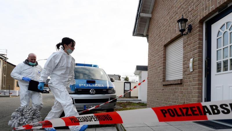 Beamte der Spurensicherung betreten das Haus in Langerwehe bei Düren, in dem die drei Leichen gefunden worden waren. Beamte der Spurensicherung betreten das Haus in Langerwehe bei Düren, in dem die drei Leichen gefunden worden waren.