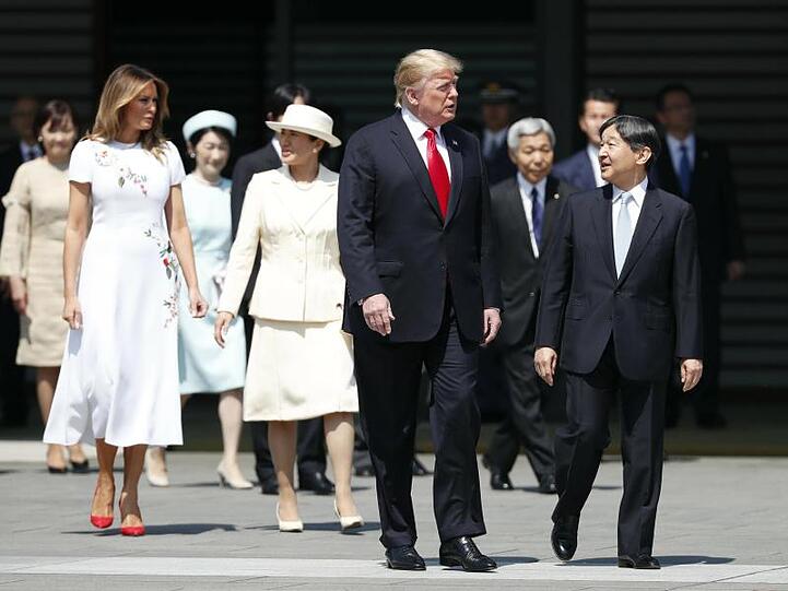 Donald Trump (2.v.r) und Japans Kaiser Naruhito (r) sowie First Lady Melania (2.v.l) und Kaiserin Masako (4.v.l) im Kaiserpalast.