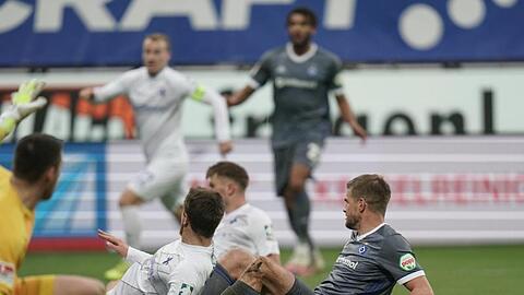 Simon Terodde (r) schoss den HSV zum Sieg.
