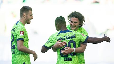 Wolfsburgs Jonas Wind (r) traf gegen Mainz doppelt.