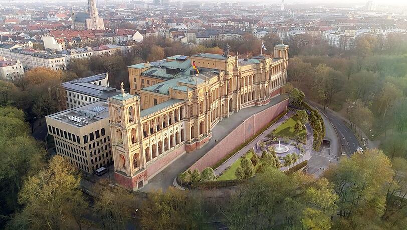 Unbekannte haben den Bayerischen Landtag mit politischen Parolen beschmiert.