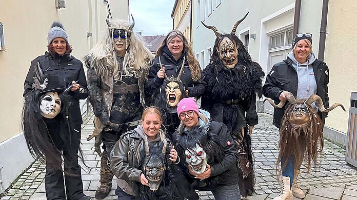 Frauen in einer Männerdomäne: Vor allem wegen des Zusammenhalts und dem Spaß an den Krampusläufen machen die Mädchen und Frauen bei den Dobe Boch Deifen mit.