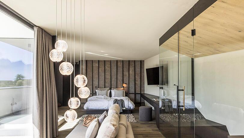 Ein Blick in die "Spa Suite Vitea" mit Whirlpool an der Fensterfront und exklusiver Sauna. Ein Blick in die "Spa Suite Vitea" mit Whirlpool an der Fensterfront und exklusiver Sauna.
