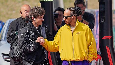 Kimi Antonelli (l) holte sich den Rekord des j&uuml;ngsten WM-F&uuml;hrenden von Lewis Hamilton.