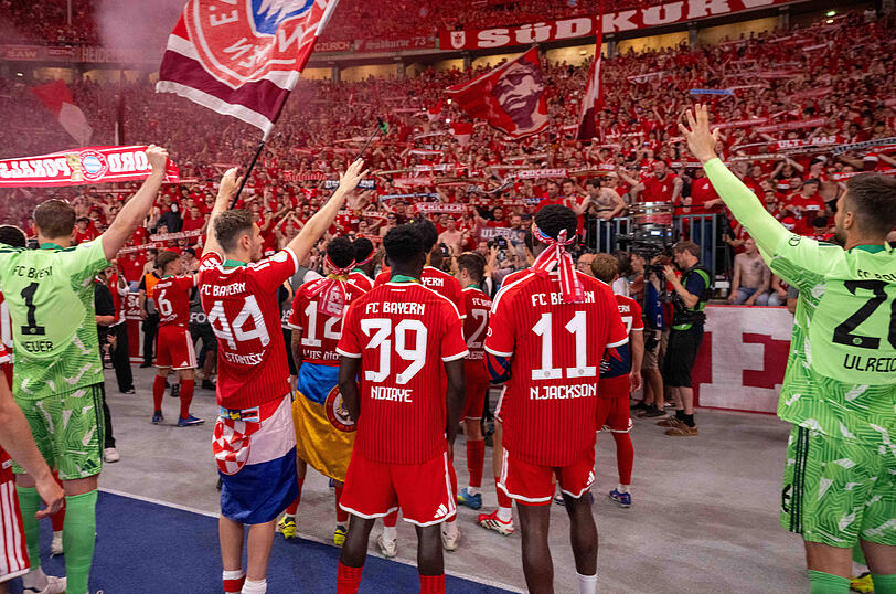 Die Bayern-Stars in der Fankurve. Die Bayern-Stars in der Fankurve.