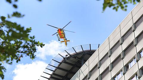 Der 71-J&auml;hrige wurde per Hubschrauber ins Krankenhaus geflogen. (Symbolbild)
