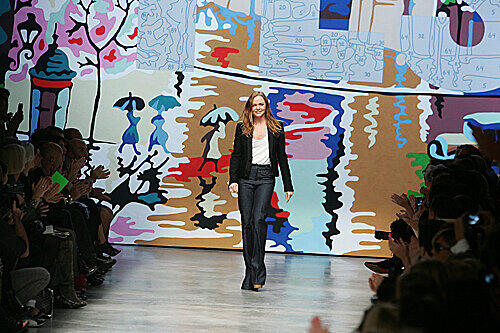 Stella McCartney erhält Applaus auf der Pariser Fashion Week