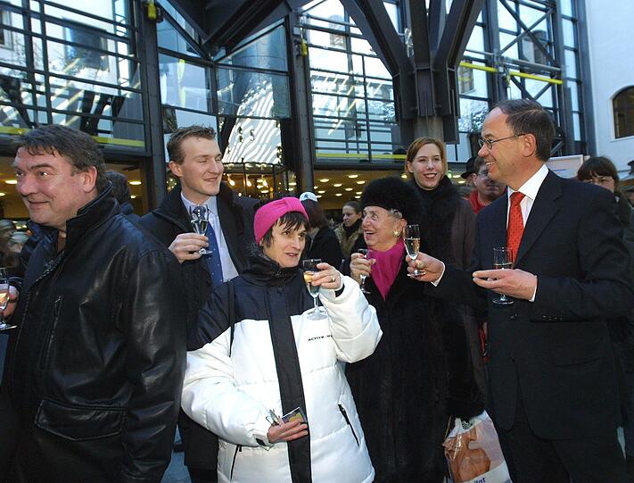 Bei seinem Amtsantritt im Januar 2002 verteilt Harald Strötgen Sekt an die Kunden in der Zentrale der Münchner Stadtsparkasse Im Tal.