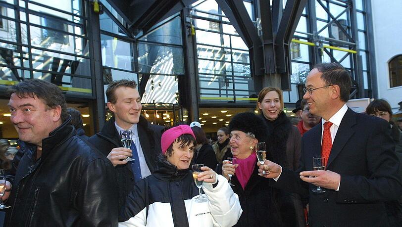 Bei seinem Amtsantritt im Januar 2002 verteilt Harald Strötgen Sekt an die Kunden in der Zentrale der Münchner Stadtsparkasse Im Tal. Bei seinem Amtsantritt im Januar 2002 verteilt Harald Strötgen Sekt an die Kunden in der Zentrale der Münchner Stadtsparkasse Im Tal.