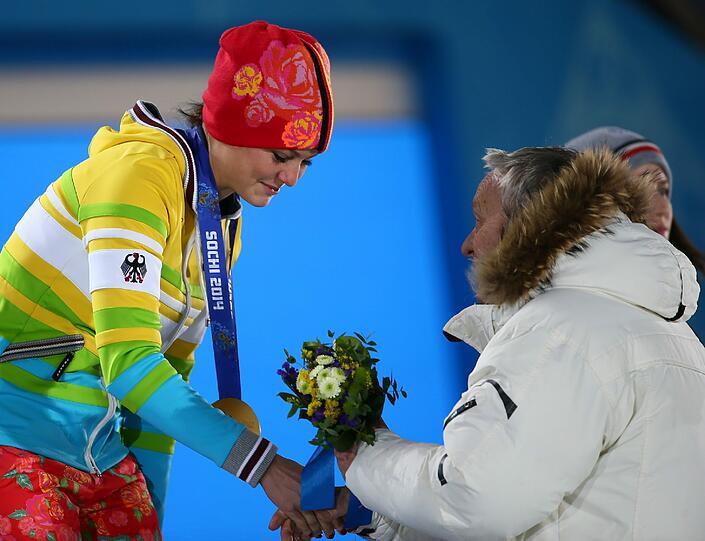 Siegerehrung für die Skispringerinnen: Carina Vogt freut sich über ihre Goldmedaille in Sotschi.