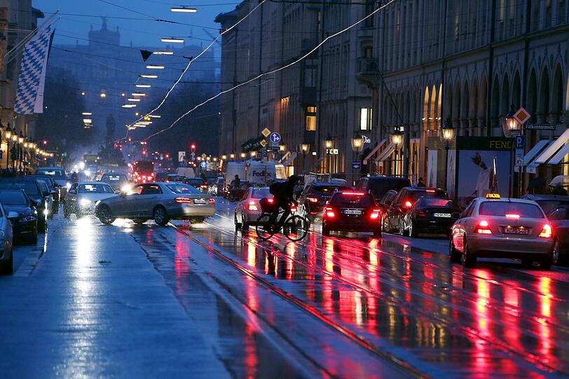 Immer ein Hingucker: die Maximilianstraße im Regen.