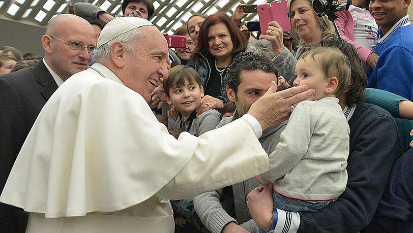 Papst Franziskus findet, dass Kinder auch hin und wieder bestraft werden müssen. Wenn, dann aber mit Würde. Papst Franziskus findet, dass Kinder auch hin und wieder bestraft werden müssen. Wenn, dann aber mit Würde.