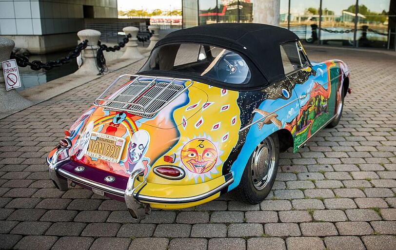 Janis Joplin hatte den Porsche 1968 gekauft - für 3500 Dollar. Weil ihr dessen "Austernweiß" zu langweilig war, ließ sie den Wagen hippiemäßig bunt bemalen.