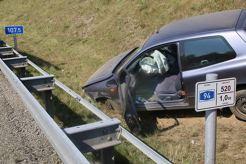 Der Fahrer wollte die Zigarette aus dem Fußraum aufheben und kam dabei mit 150 Sachen von der Fahrbahn ab. Die Bilder von den Aufräumarbeiten.