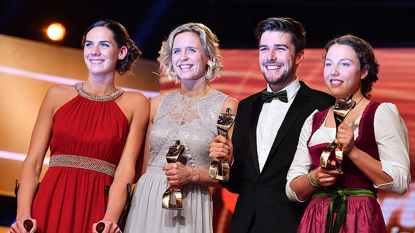 Alle Gewinner auf einem Bild: Die Beachvolleyballerinnen Kira Walkenhorst und Laura Ludwig, daneben Kombinierer Johannes Rydzek und Biathltin Laura Dahlmeier (v.l.).