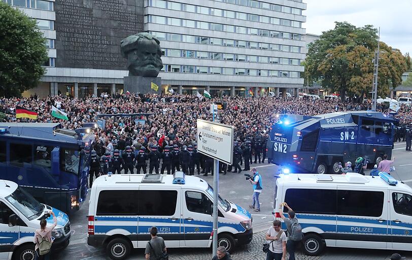 Chemnitz hat sich innerhalb von wenigen Stunden zum Pulverfass entwickelt. Nach dem gewaltsamen Tod eines 35-Jährigen marschierten innerhalb kürzester Zeit rechte Demonstranten auf - ihnen stellten sich am Montag linke Demonstranten gegenüber. Um ein unmittelbares Aufeinandertreffen zu verhindern, rückte die Polizei mit Hundertschaften an. Die Bilder aus Chemnitz.