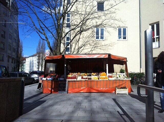 Ein Obst- und Gemüsestand am Kolumbusplatz