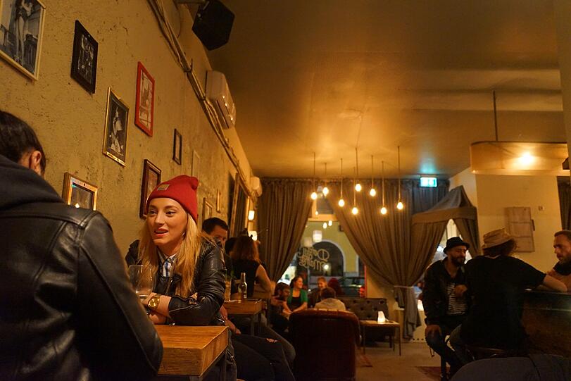 Erstrahlt in goldenem Licht: die neu eröffnete Bar Don?t call Mama in der Schellingstraße.