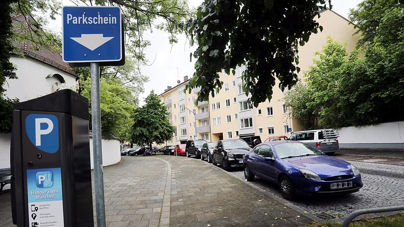 Am Neuhauser Friedhof müssen die Gärtner oft in zweiter Reihe parken.